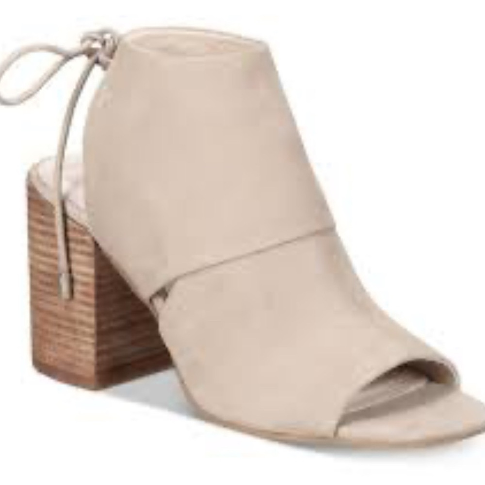 Kenneth Cole Block Heel Sandals peep-toe heeled sandals in nude suede Size 6.5